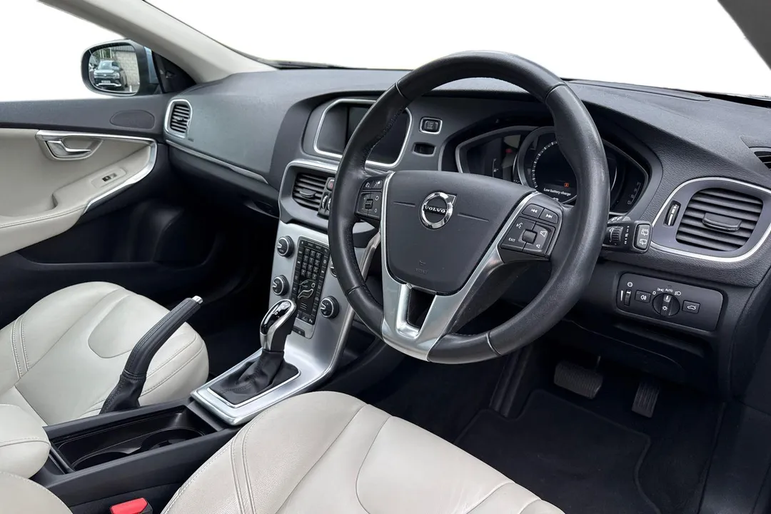 VOLVO V40 T3 [152] Inscription Edition 5dr Geartronic