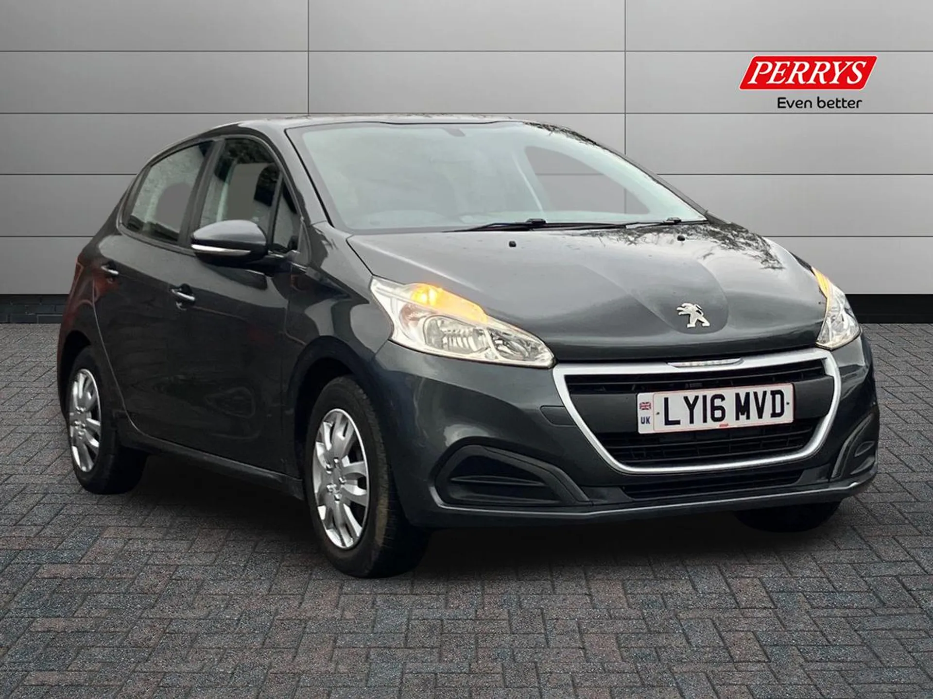 PEUGEOT 208