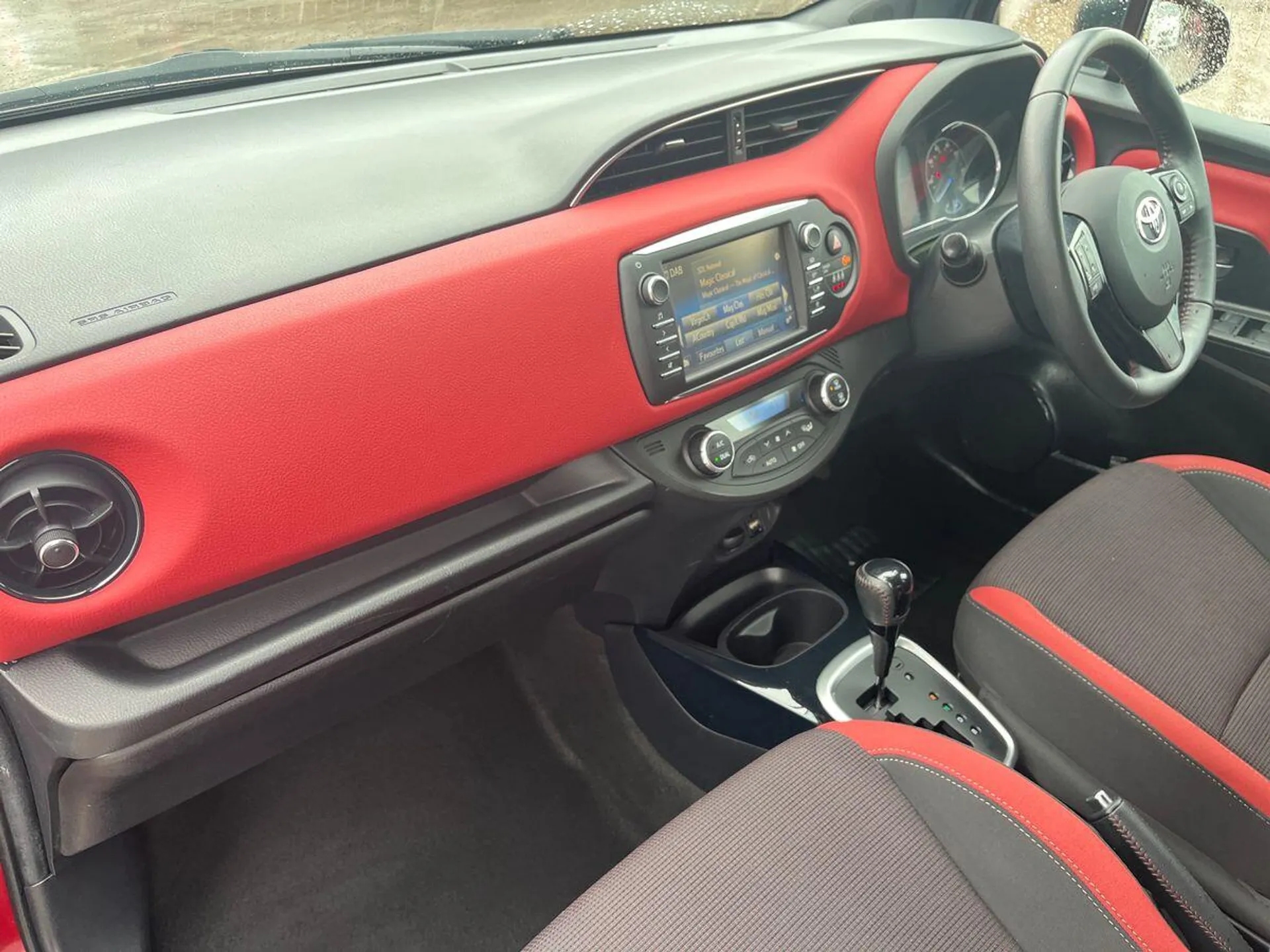 2017 Toyota Yaris thumbnail 2