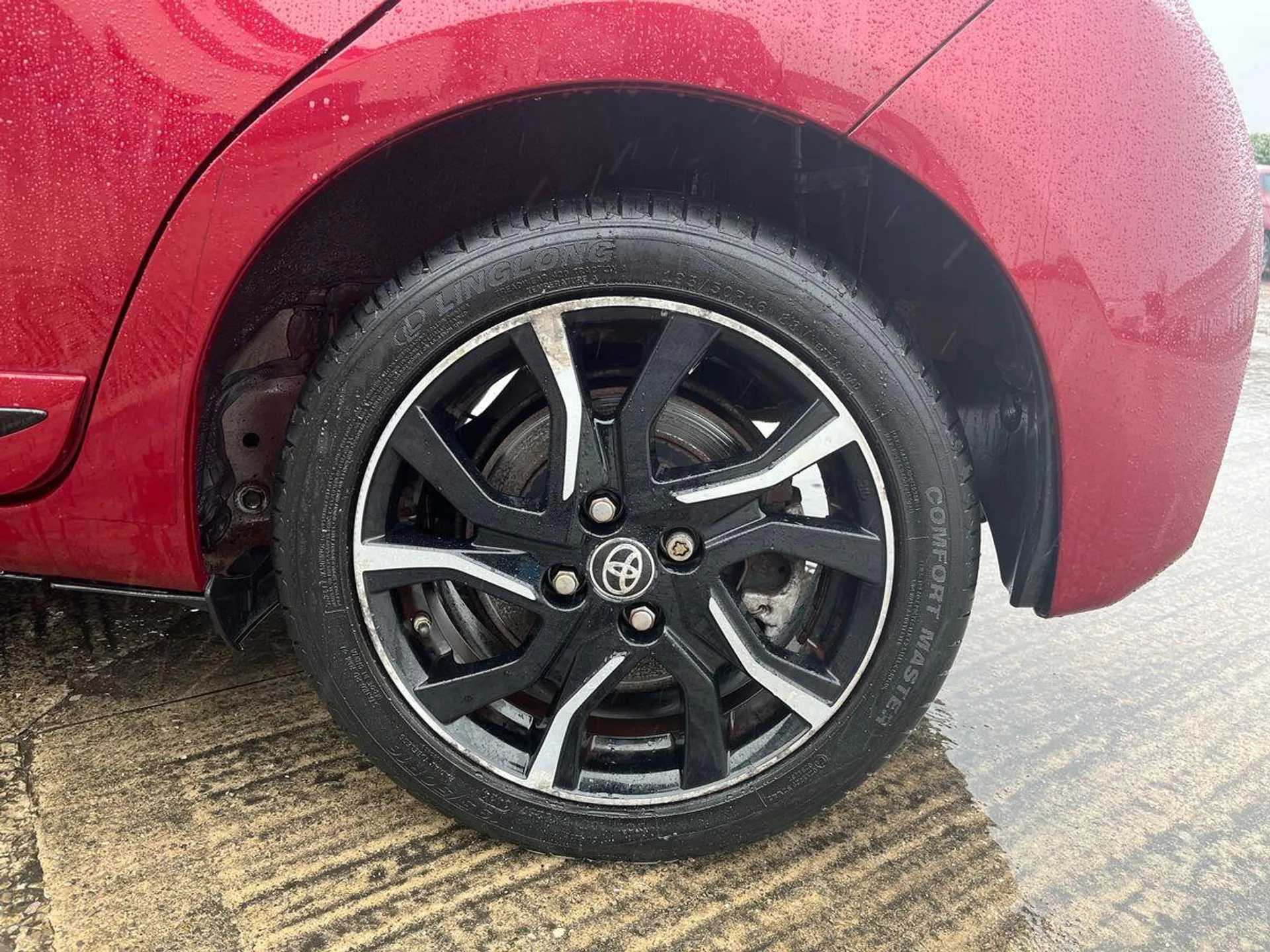 2017 Toyota Yaris thumbnail 12