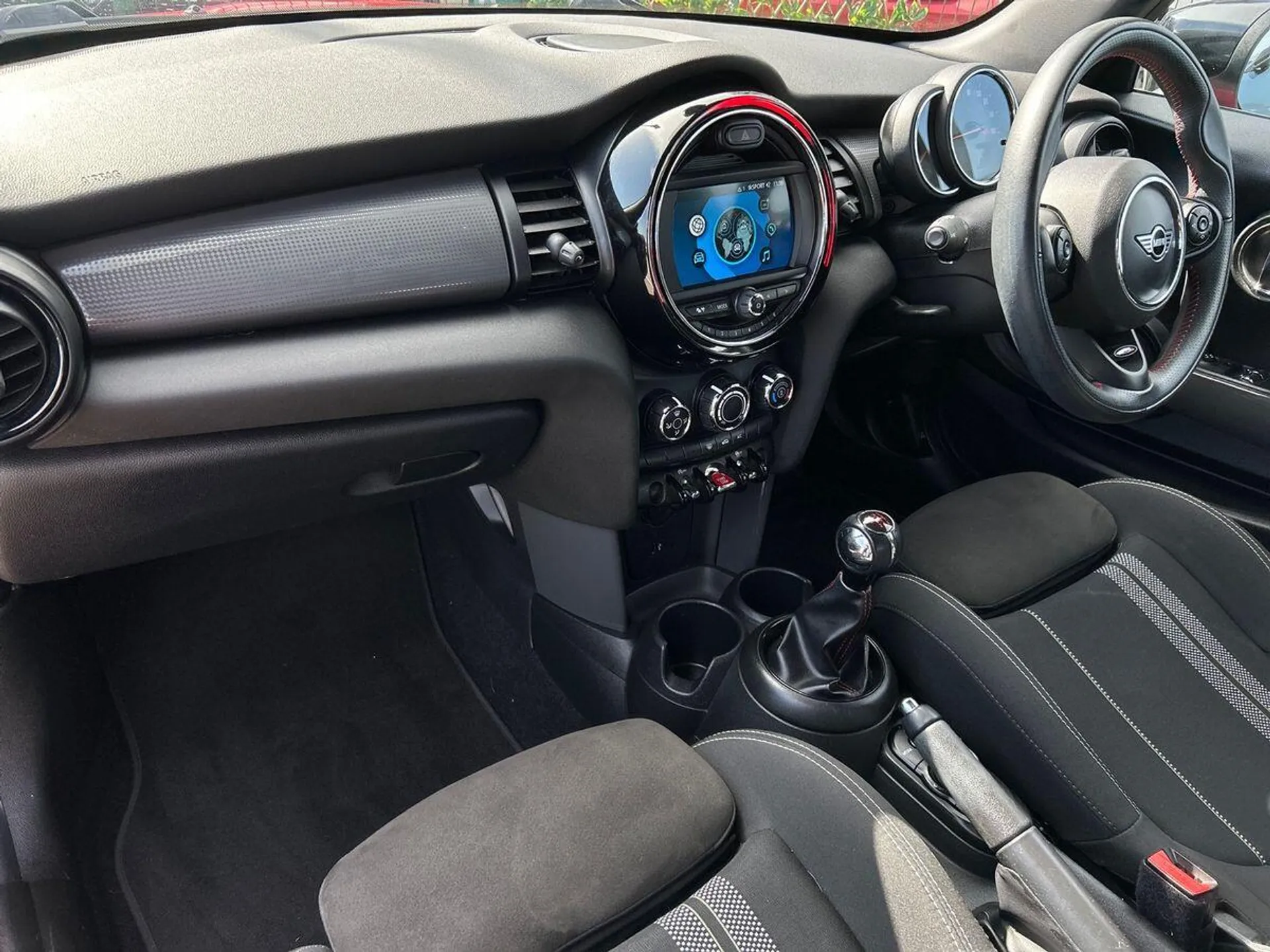 2019 Mini Hatch thumbnail 2