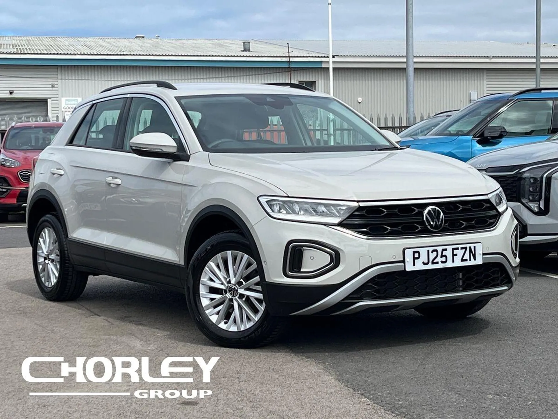 2025 Volkswagen T-Roc — photo 1 of 5