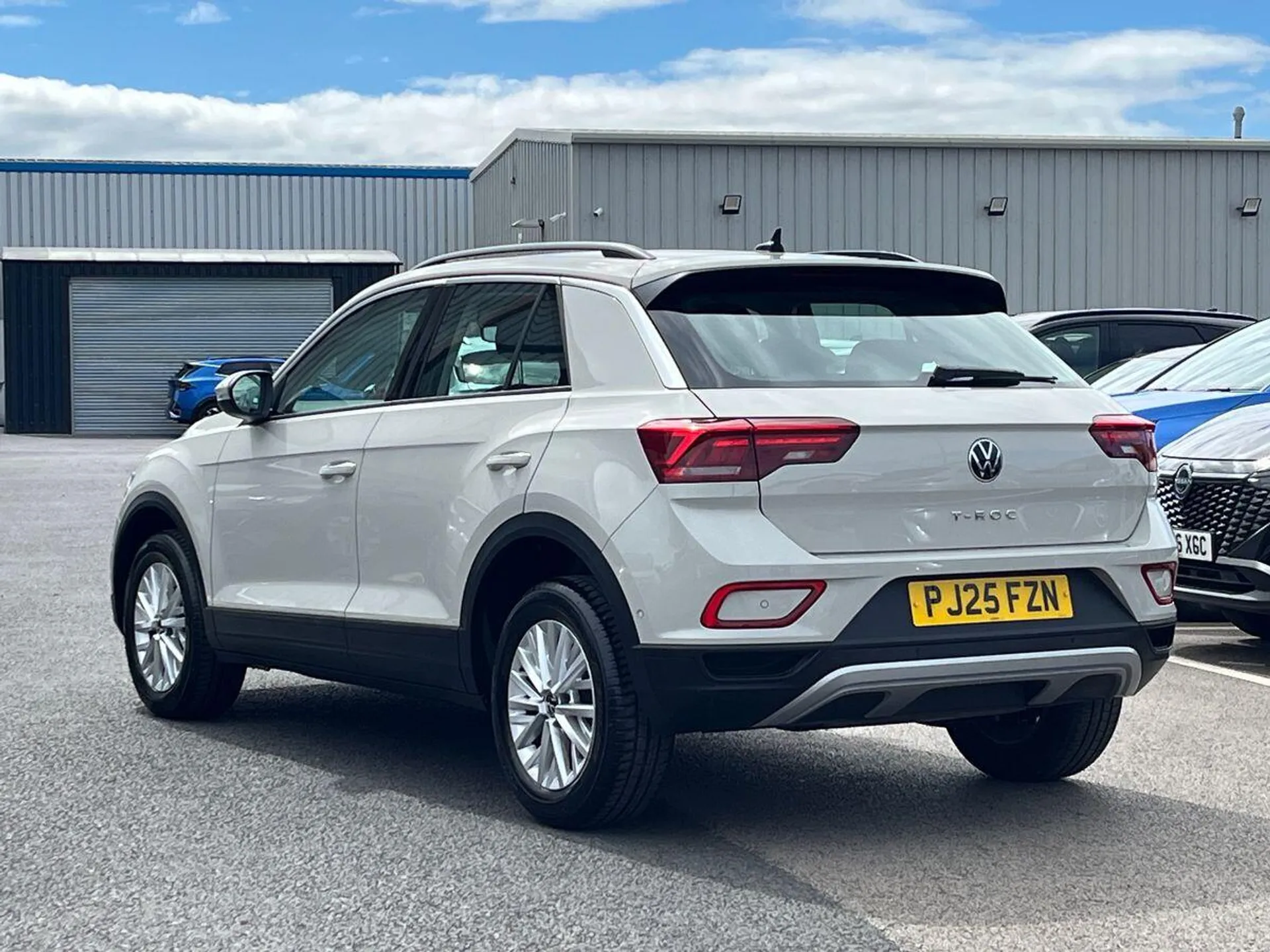 2025 Volkswagen T-Roc thumbnail 3