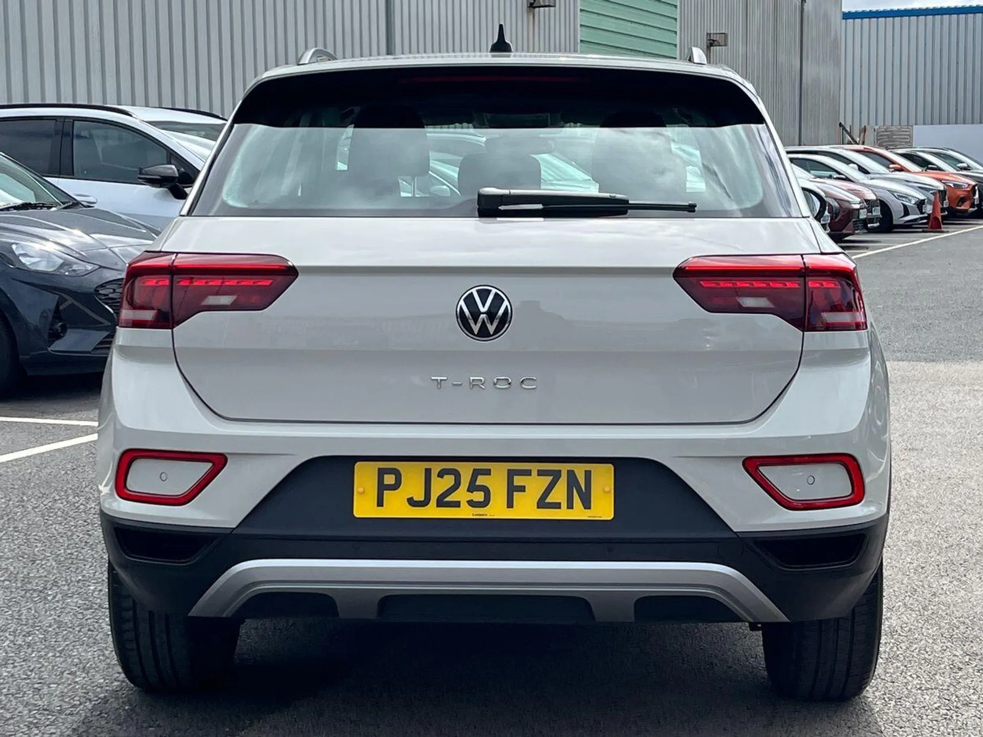2025 Volkswagen T-Roc thumbnail 5