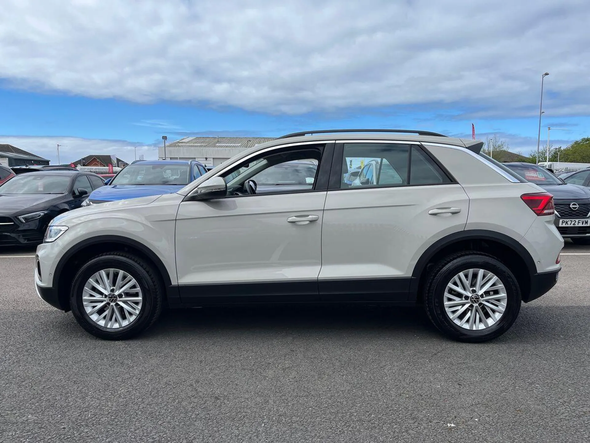 2025 Volkswagen T-Roc thumbnail 6