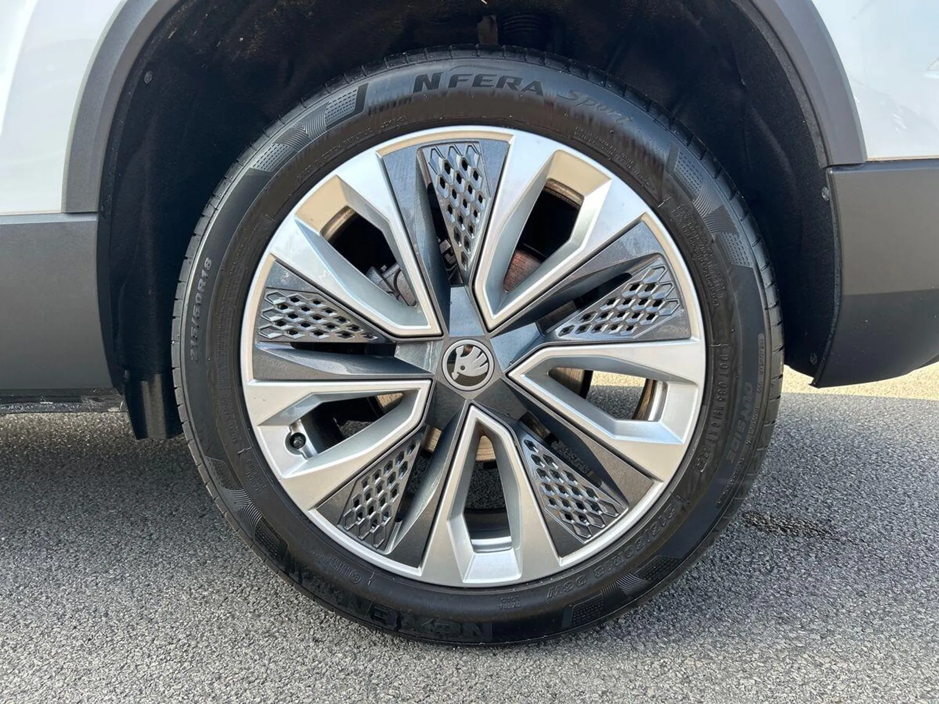 2025 Skoda Karoq thumbnail 11