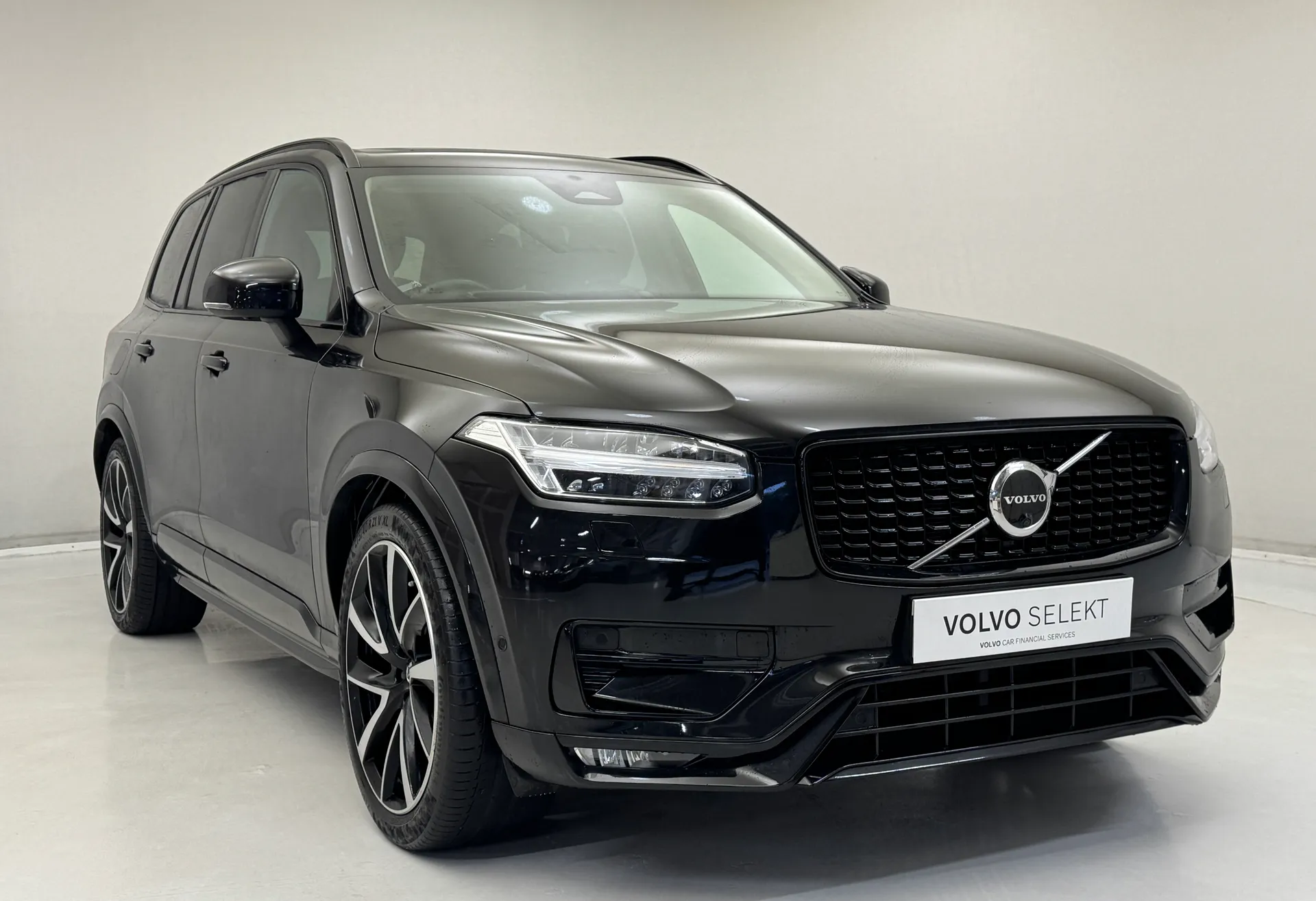 DP72GZA Volvo XC90 2.0 B5P Ultimate Dark 5dr AWD Geartronic Image #1
