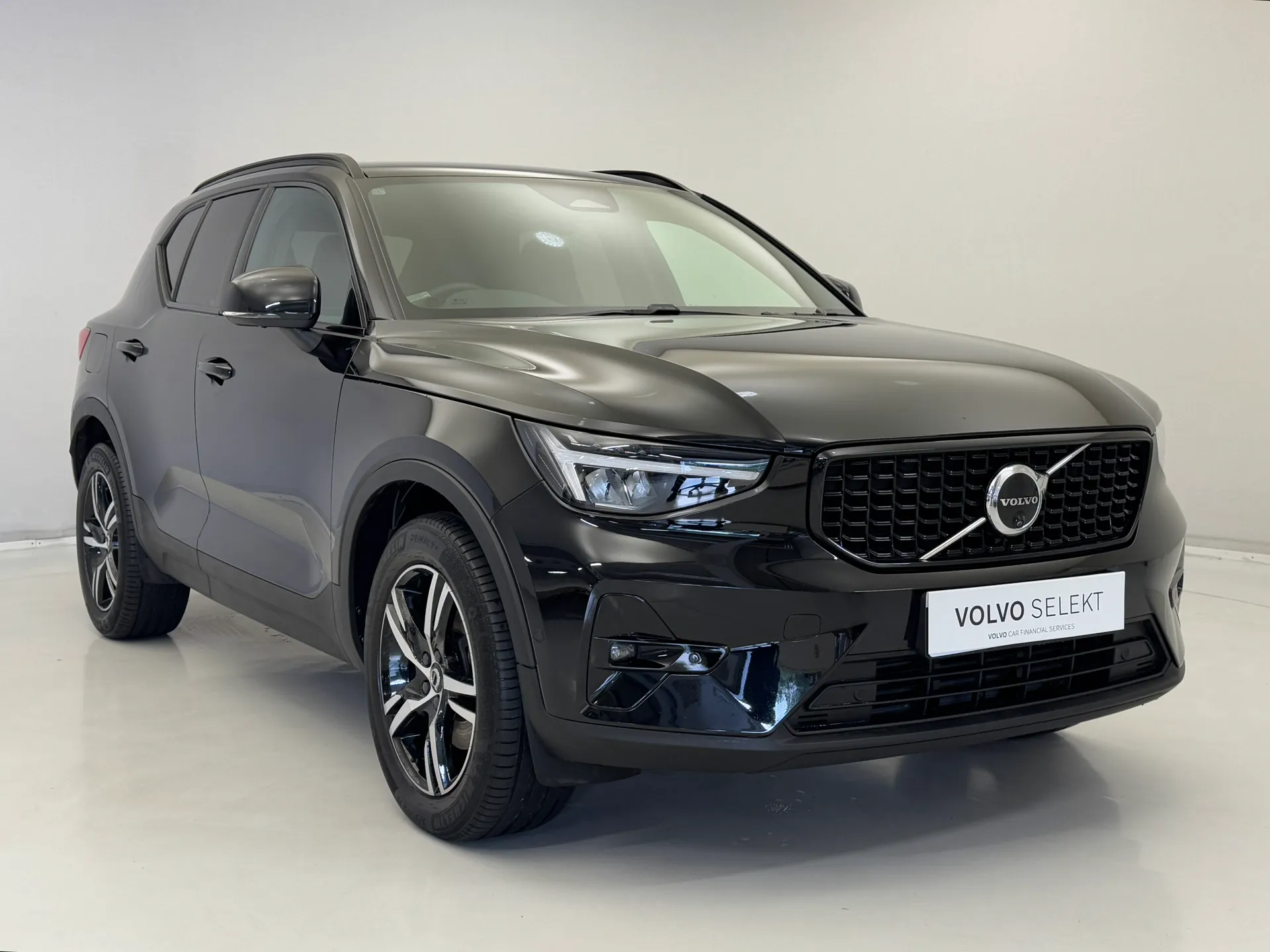 CK73GHF Volvo XC40 2.0 B4P Plus Dark 5dr Auto Image #1