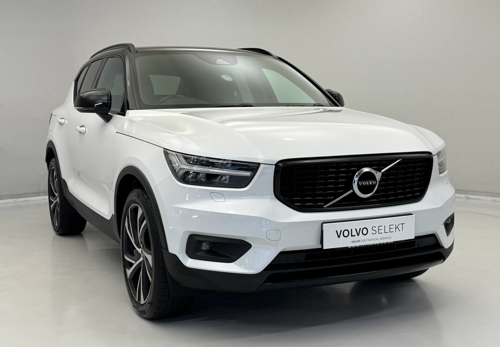 YK70JRE Volvo XC40 2.0 B4P R DESIGN Pro 5dr Auto Image #1