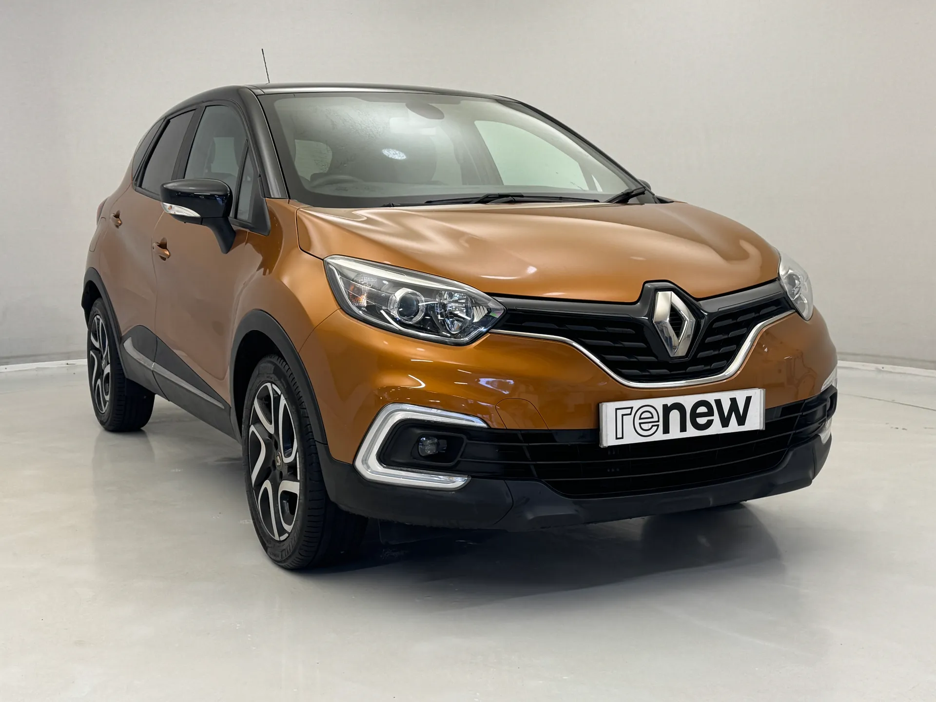 HK69SFV Renault Captur 0.9 TCE 90 Iconic 5dr Image #1