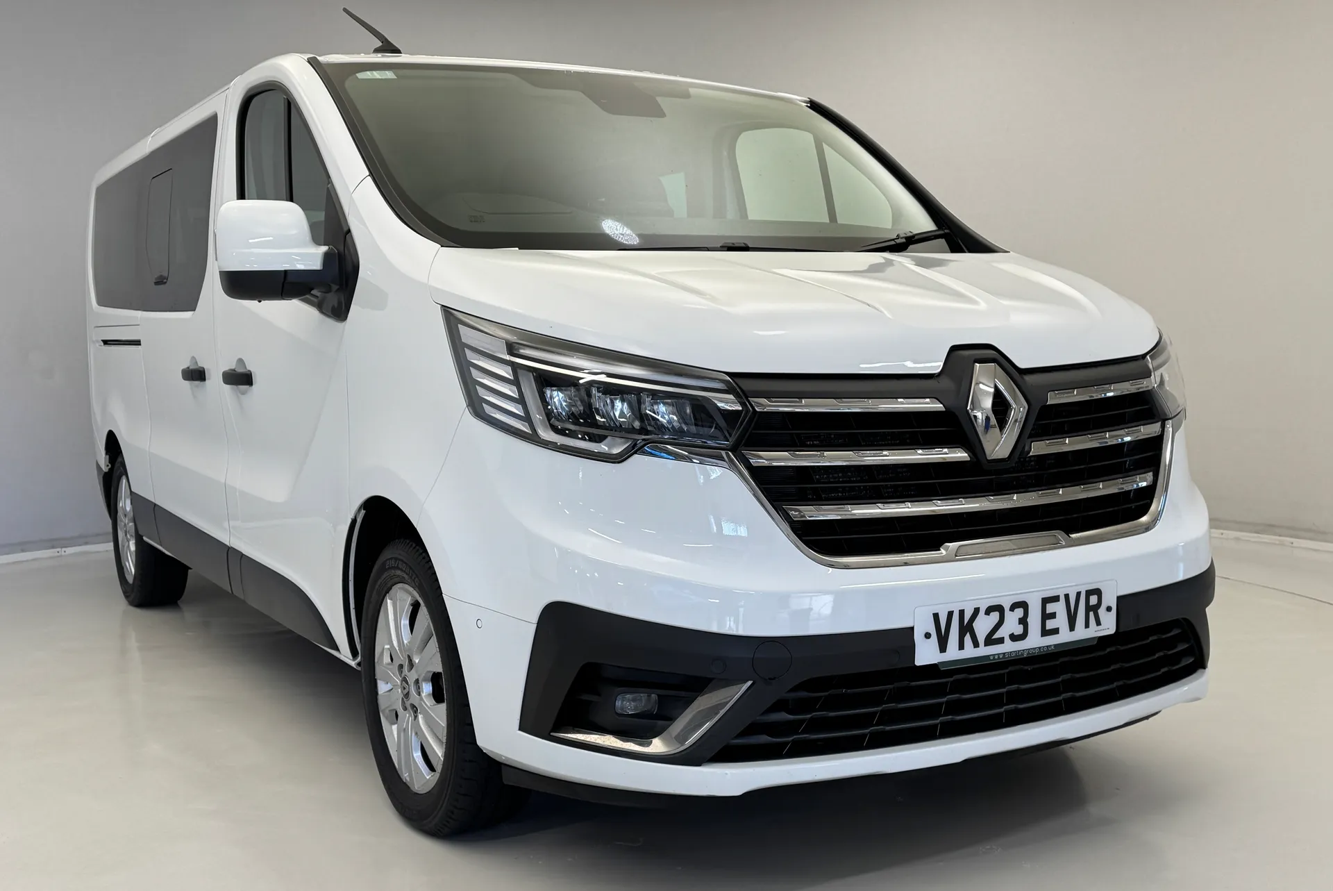 VK23EVR Renault Trafic LL30 Blue dCi 150 Start 9 Seater EDC Image #1