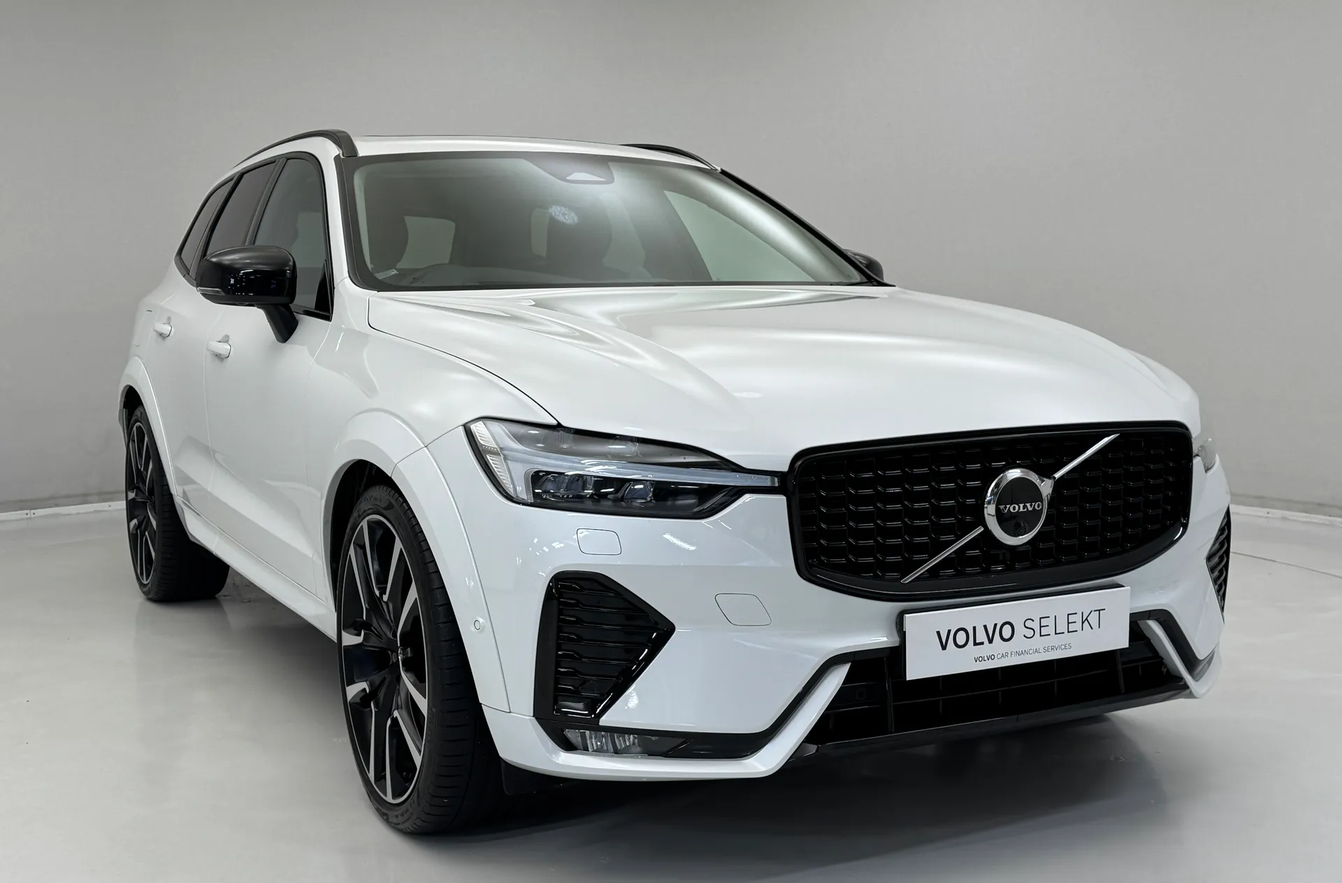 DC72LYU Volvo XC60 2.0 B5P Ultimate Dark 5dr AWD Geartronic Image #1