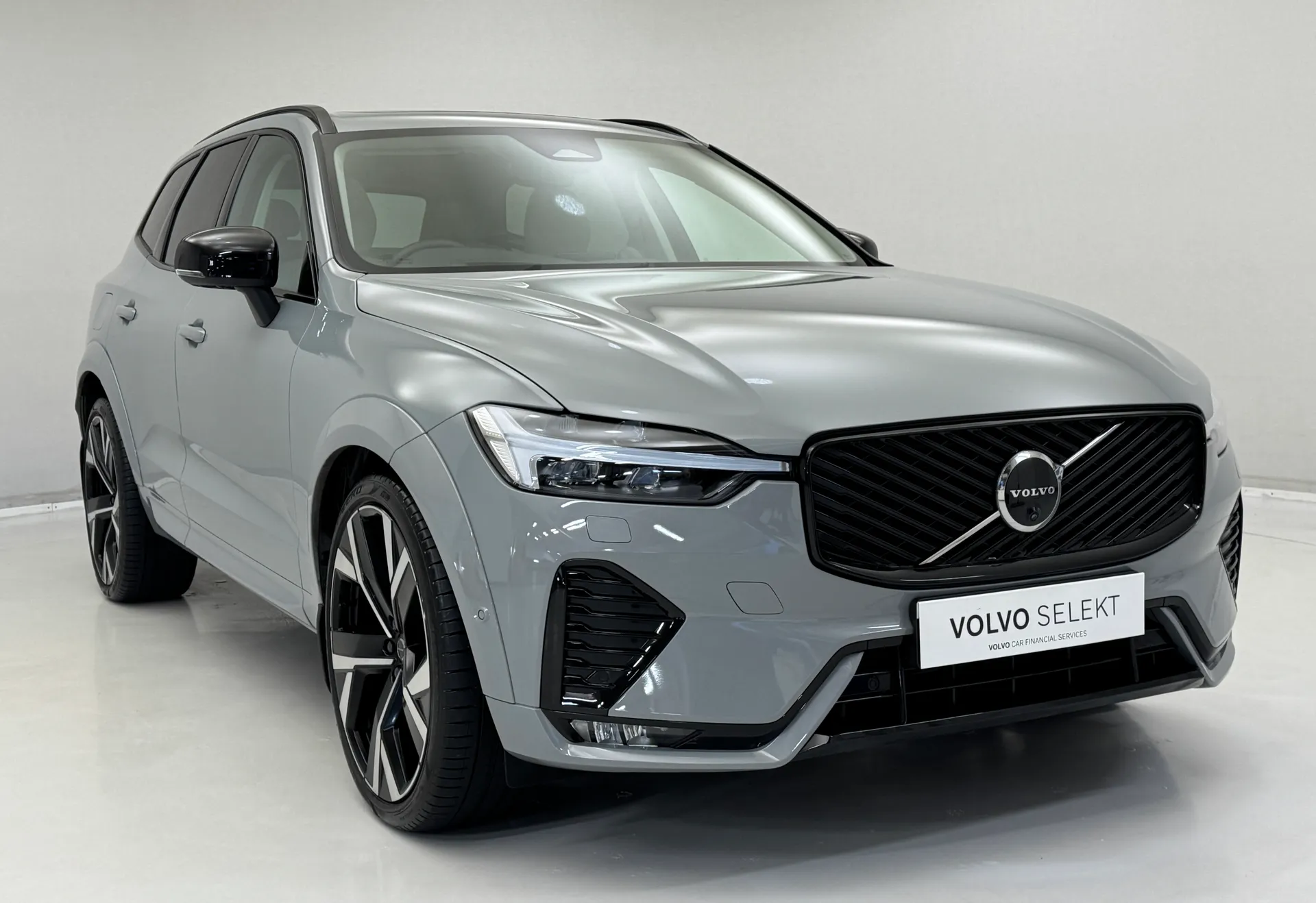 DP25PZT Volvo XC60 2.0 B5P Ultra Dark 5dr AWD Geartronic Image #1