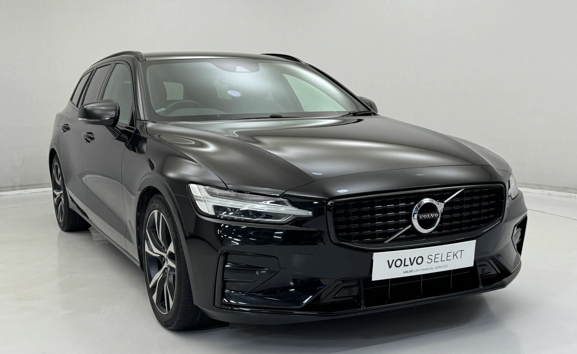 AO71KWK Volvo V60 2.0 B3P R DESIGN 5dr Auto Image #1