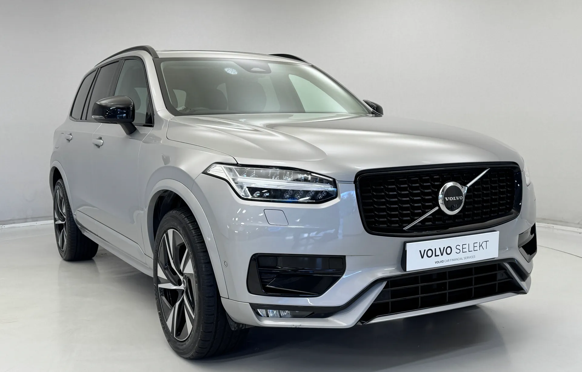 KX72HYA Volvo XC90 2.0 B5D [235] Plus Dark 5dr AWD Geartronic Image #1