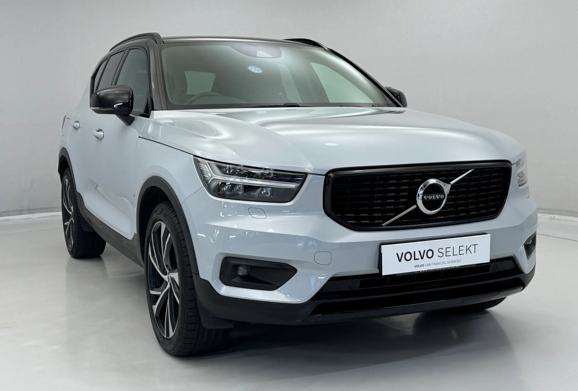 DE70KUK Volvo XC40 2.0 B4P R DESIGN Pro 5dr Auto Image #1