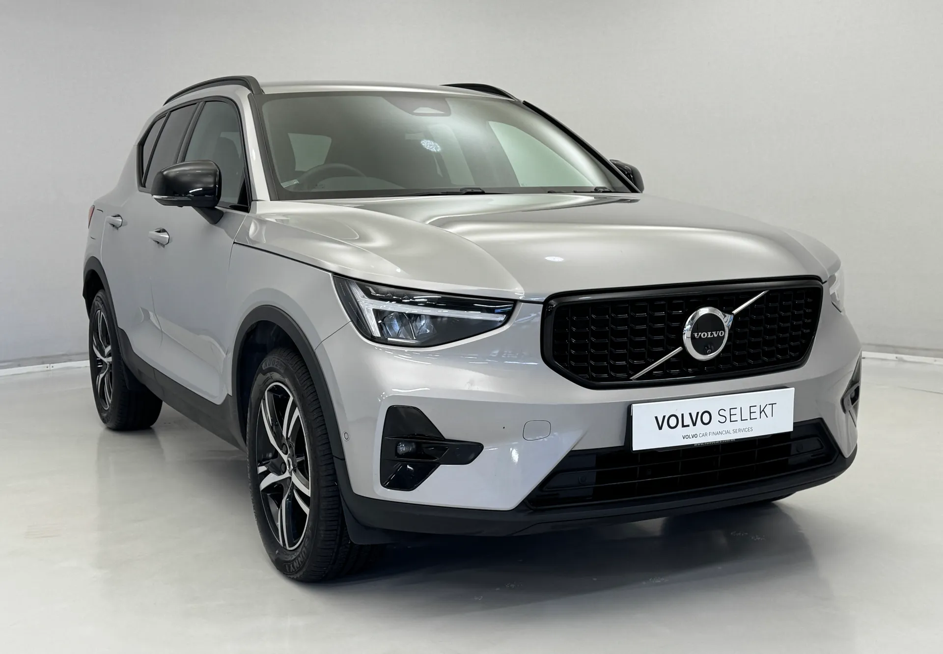 YR73XZP Volvo XC40 2.0 B3P Plus Dark 5dr Auto Image #1