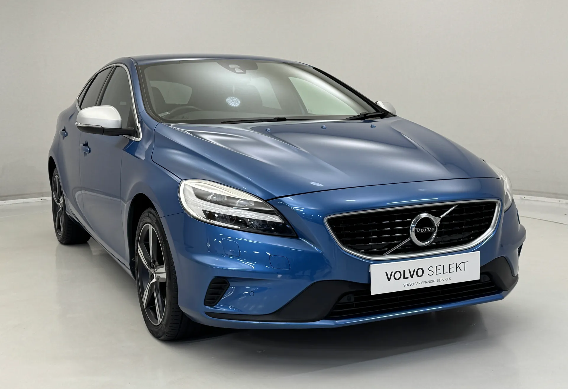 YW19UFA Volvo V40 T2 [122] R DESIGN Edition 5dr Image #1