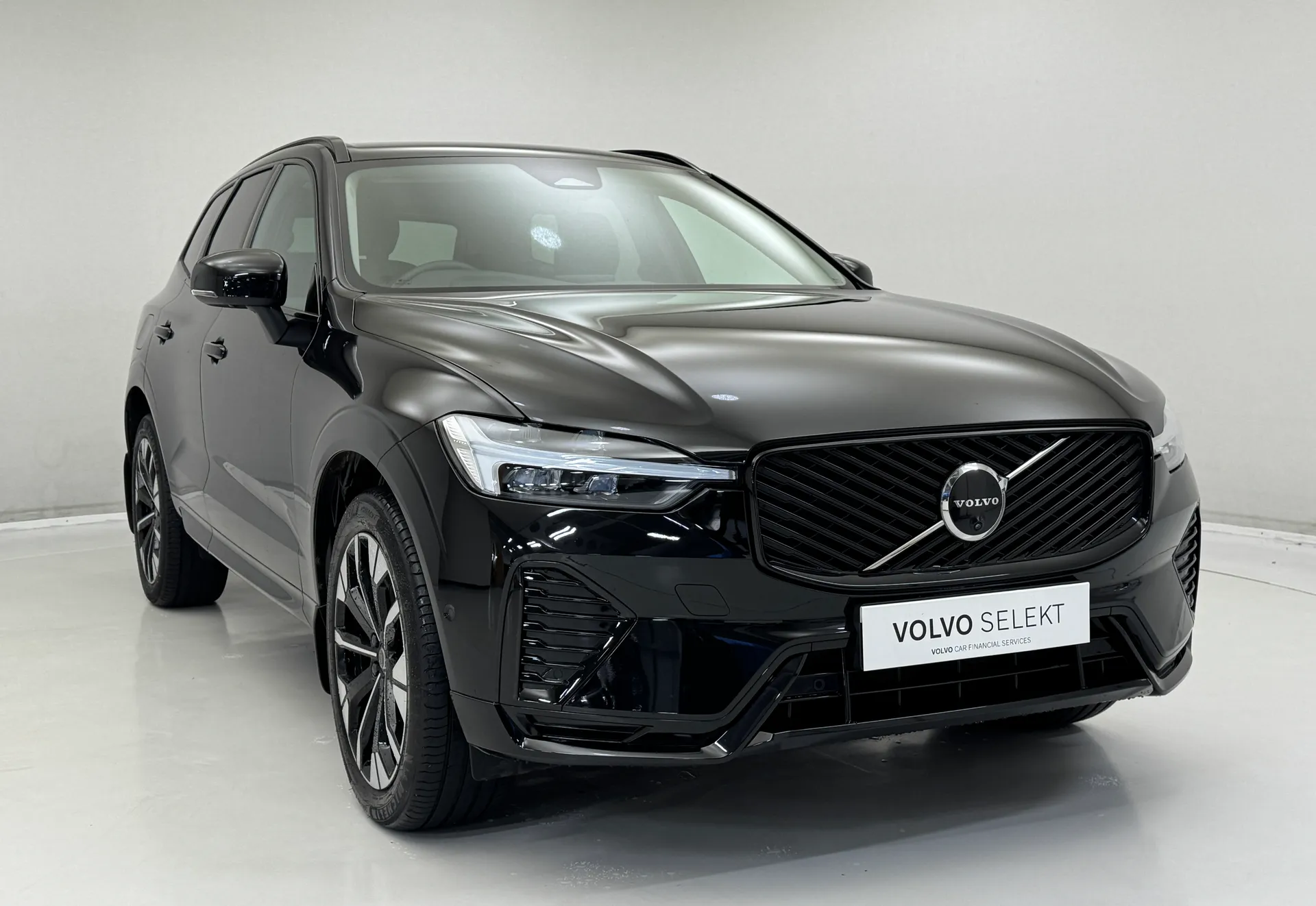 DT25AZL Volvo XC60 2.0 B5P Plus Dark 5dr AWD Geartronic Image #1