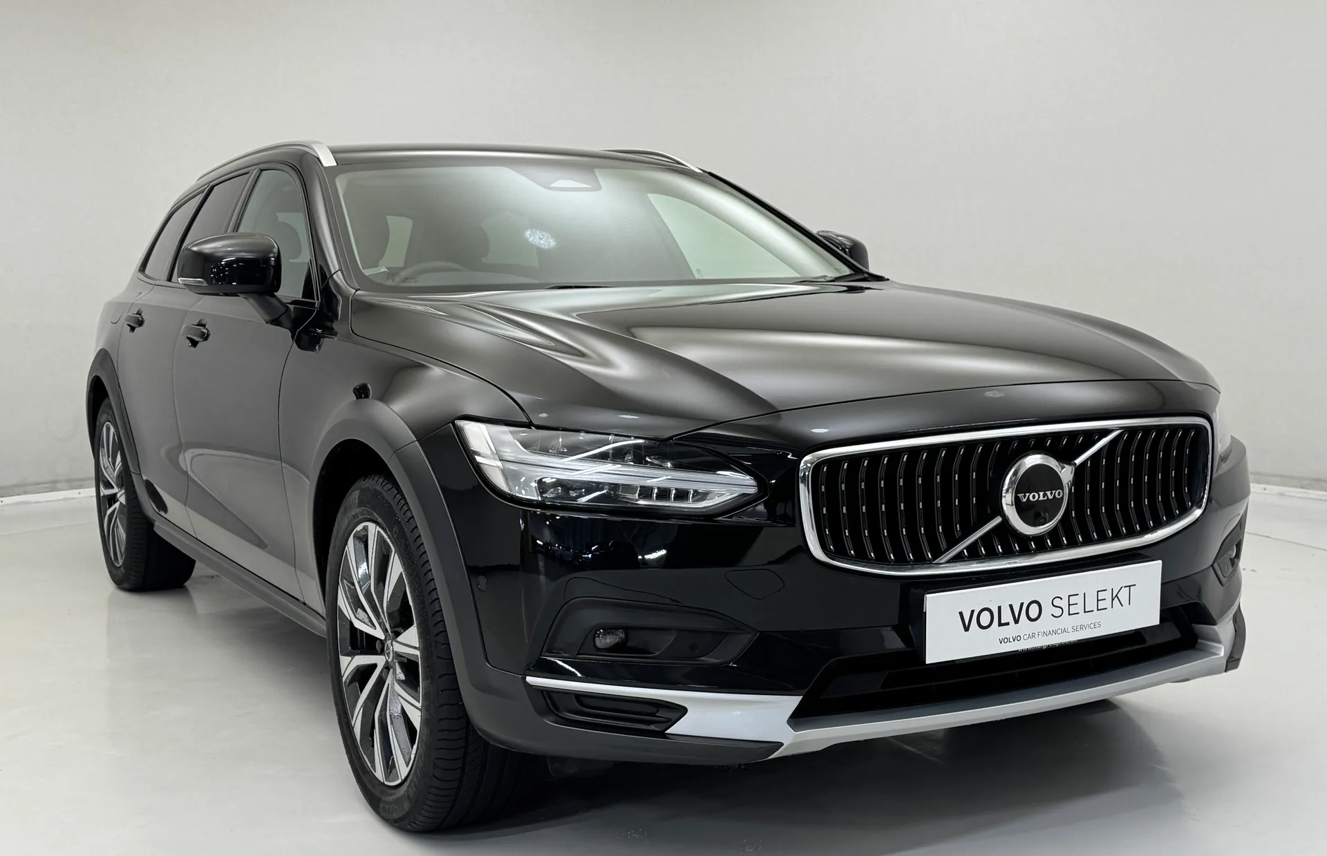CF23EUA Volvo V90 2.0 B5P Cross Country Plus 5dr AWD Auto Image #1
