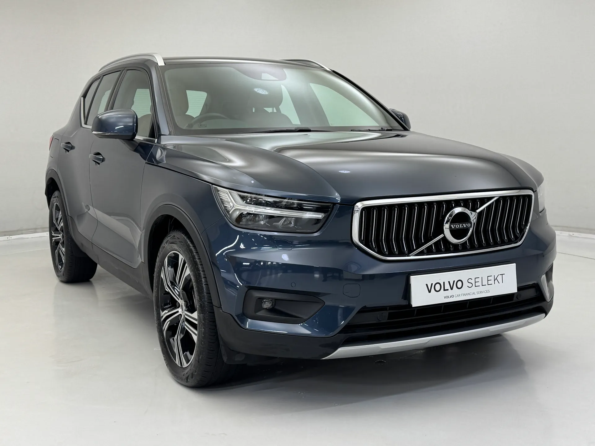 HK70FNA Volvo XC40 2.0 B4P Inscription Pro 5dr Auto Image #1