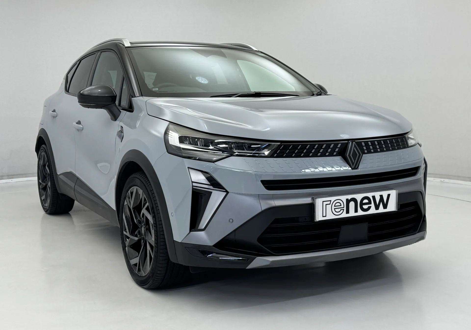 YP75FCY Renault Captur 1.6 E-Tech Full Hybrid 145 Esprit Alpine 5dr Auto Image #1