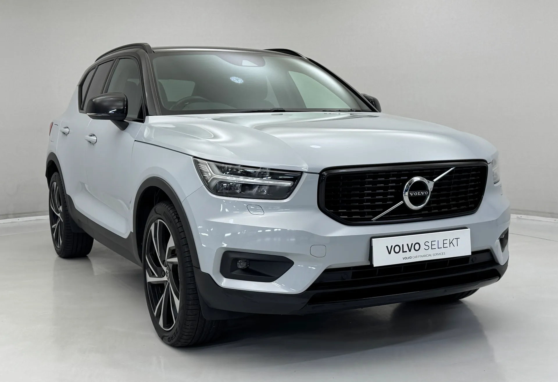 WK70XLL Volvo XC40 2.0 B4P R DESIGN Pro 5dr Auto Image #1