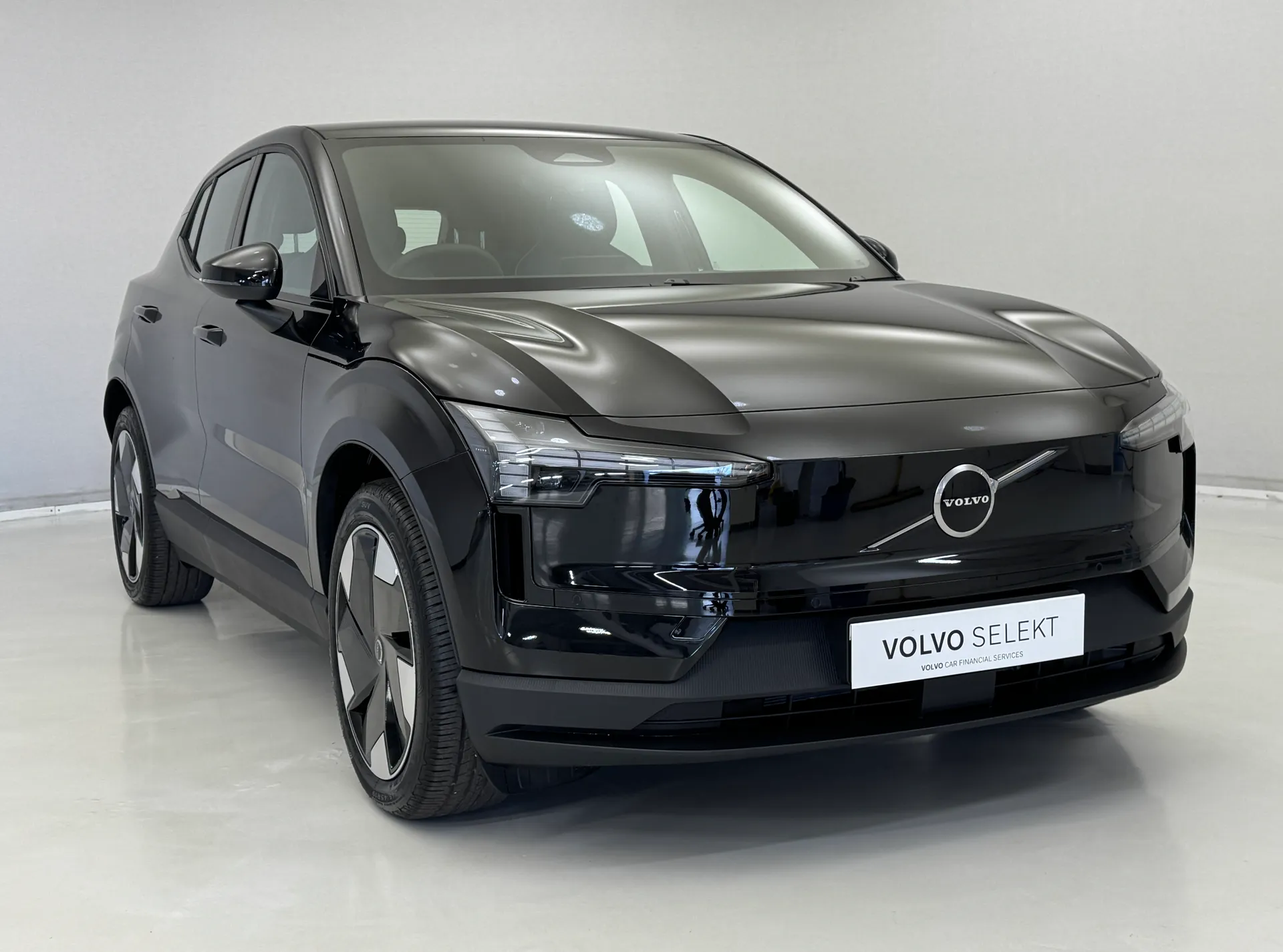 DL75BUJ Volvo Ex30 200kW SM Extended Range Plus 69kWh 5dr Auto Image #1