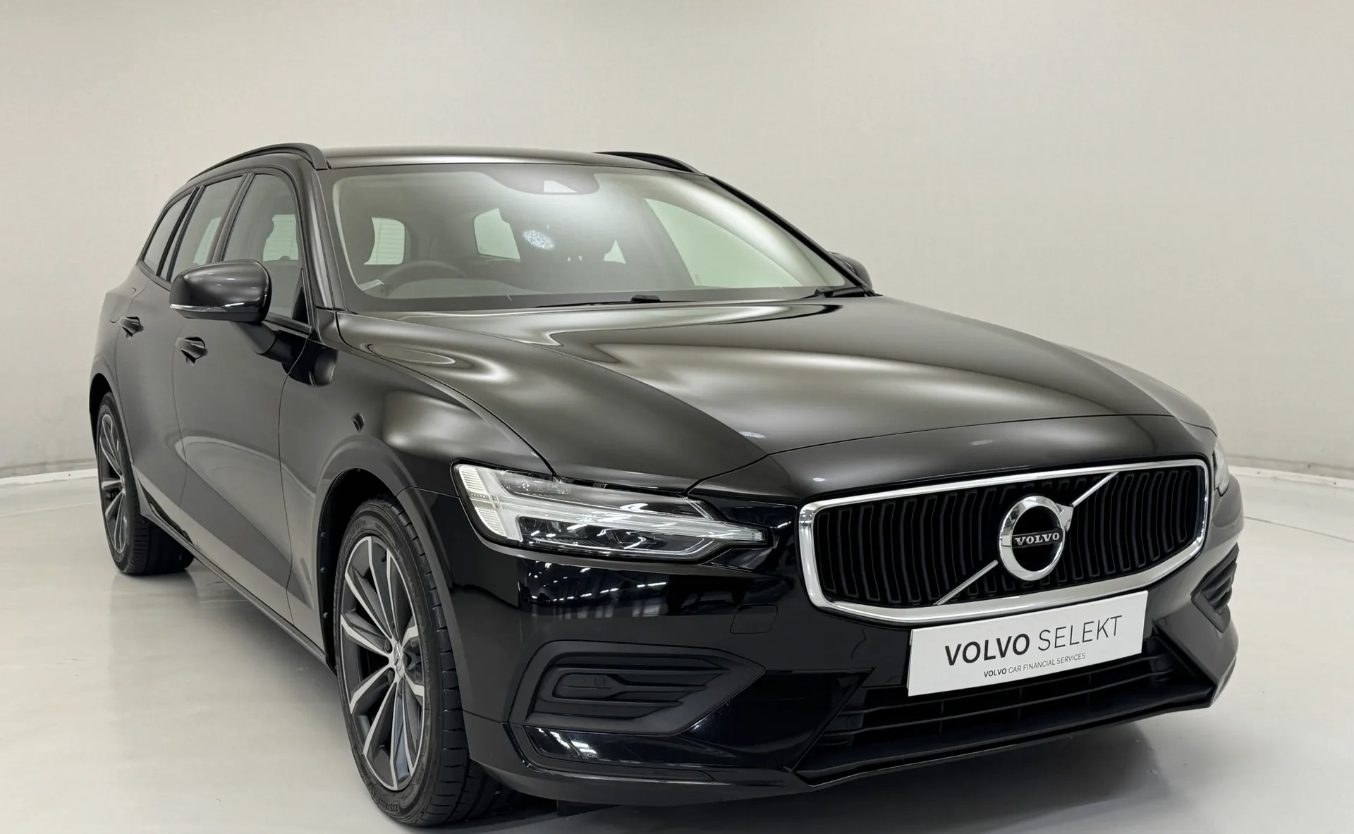 DX22LSZ Volvo V60 2.0 B4P Momentum 5dr Auto [7 speed] Image #1