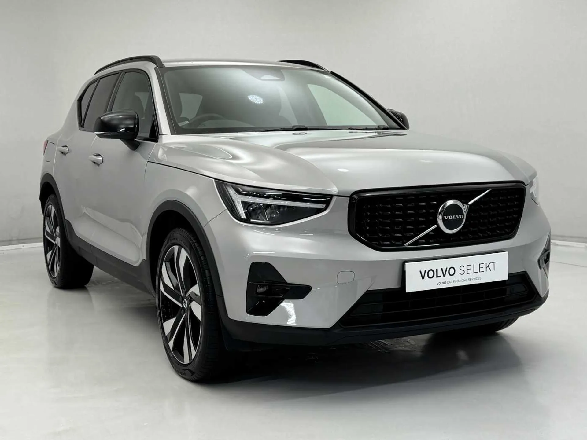 DU74WOJ Volvo XC40 2.0 B3P Plus Dark 5dr Auto Image #1