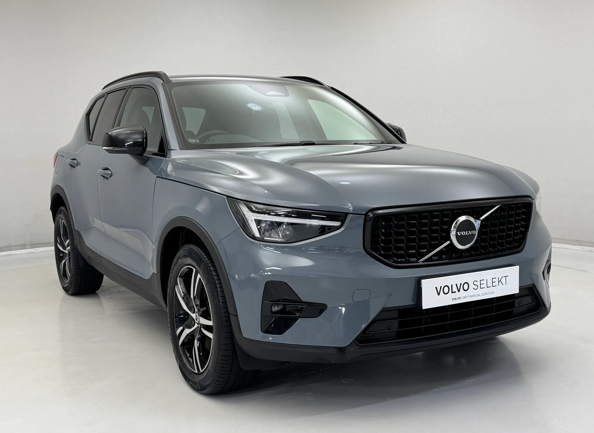 DS72VNH Volvo XC40 2.0 B3P Plus Dark 5dr Auto Image #1
