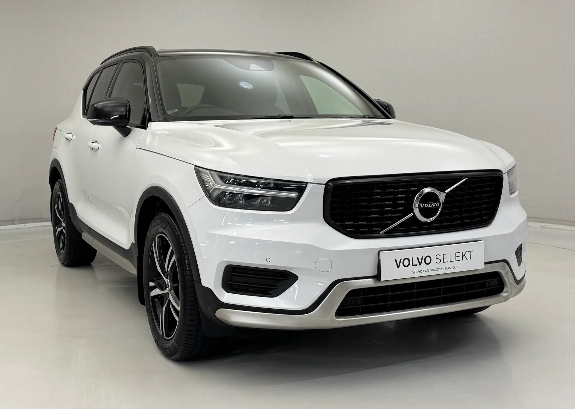 DN71HPL Volvo XC40 2.0 B4P R DESIGN 5dr AWD Auto Image #1