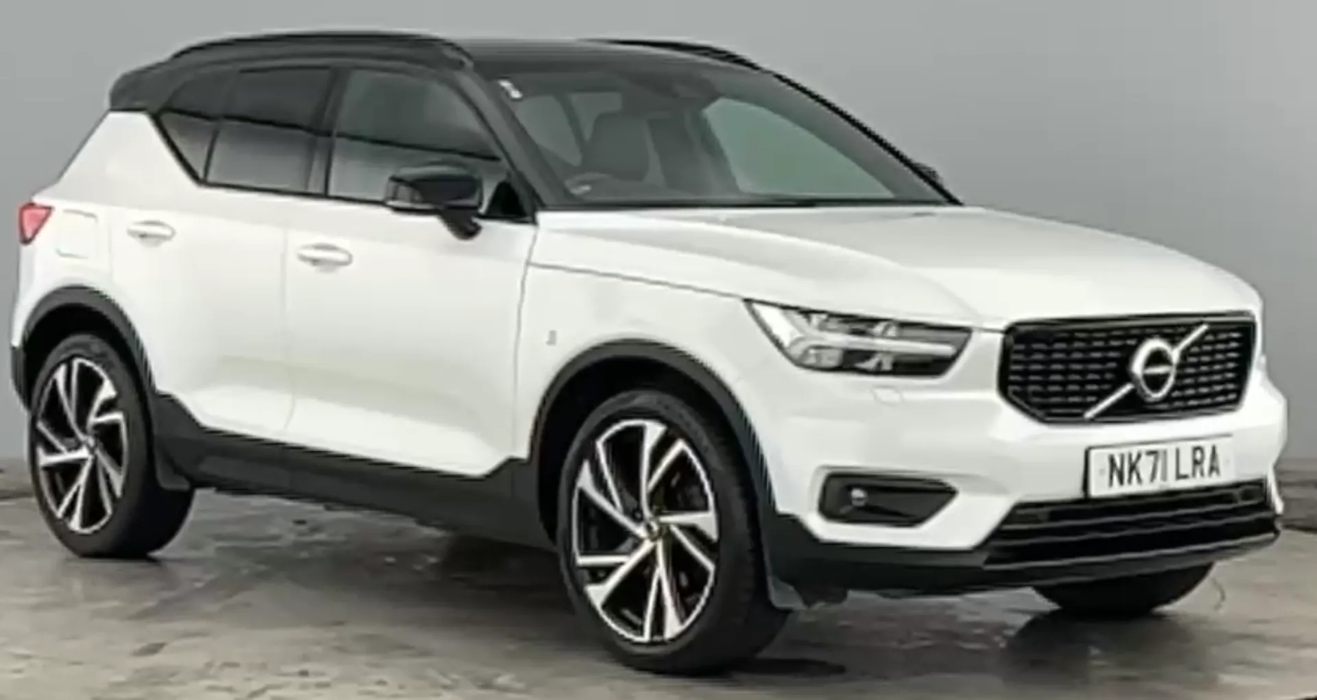 NK71LRA Volvo XC40 2.0 B4P R DESIGN Pro 5dr AWD Auto Image #1