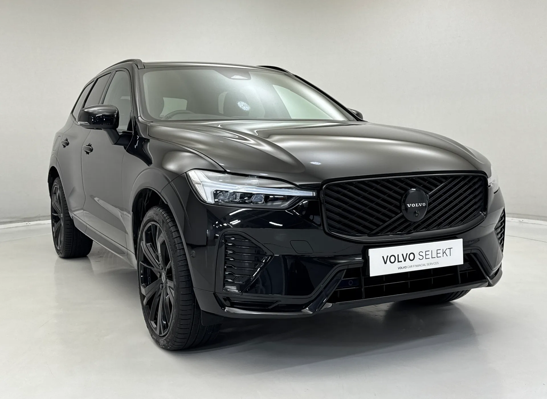 DU75XON Volvo XC60 2.0 B5P Plus Black Edition 5dr AWD Geartronic Image #1