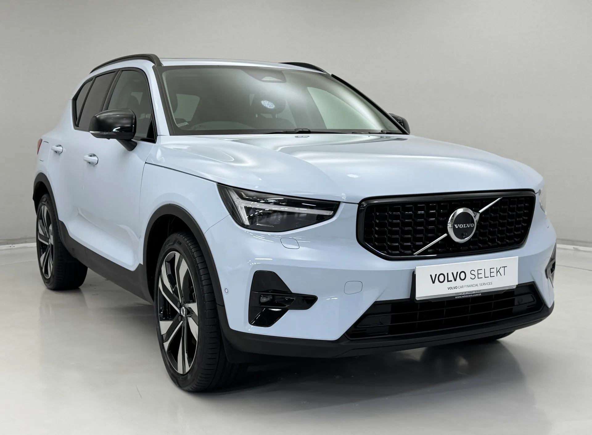 RV74FPX Volvo XC40 2.0 B4P Ultra Dark 5dr Auto Image #1