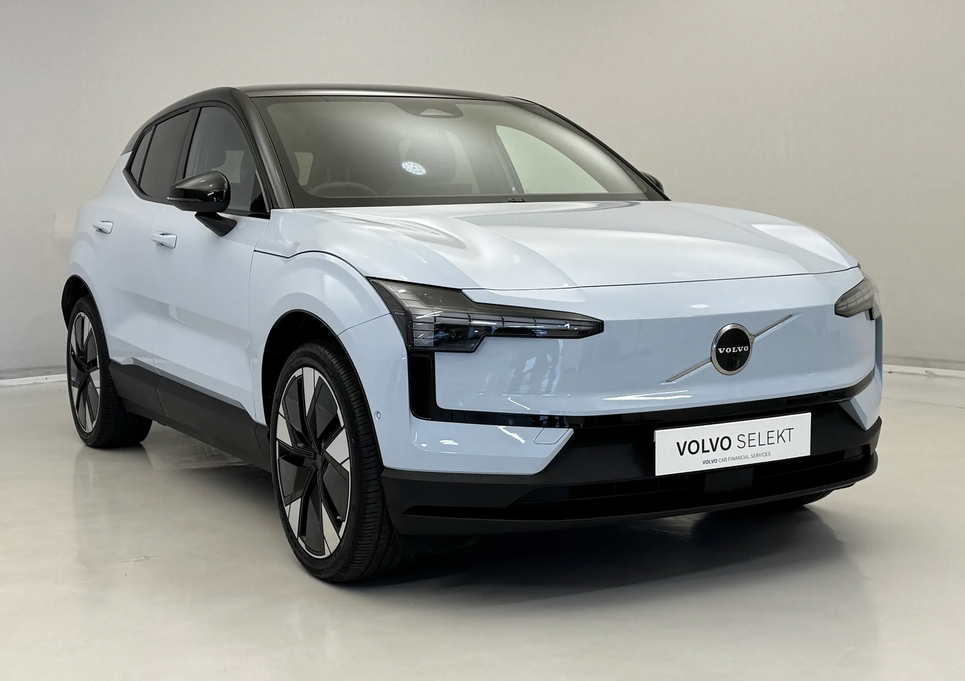 DU24ZXA Volvo Ex30 200kW SM Extended Range Ultra 69kWh 5dr Auto Image #1