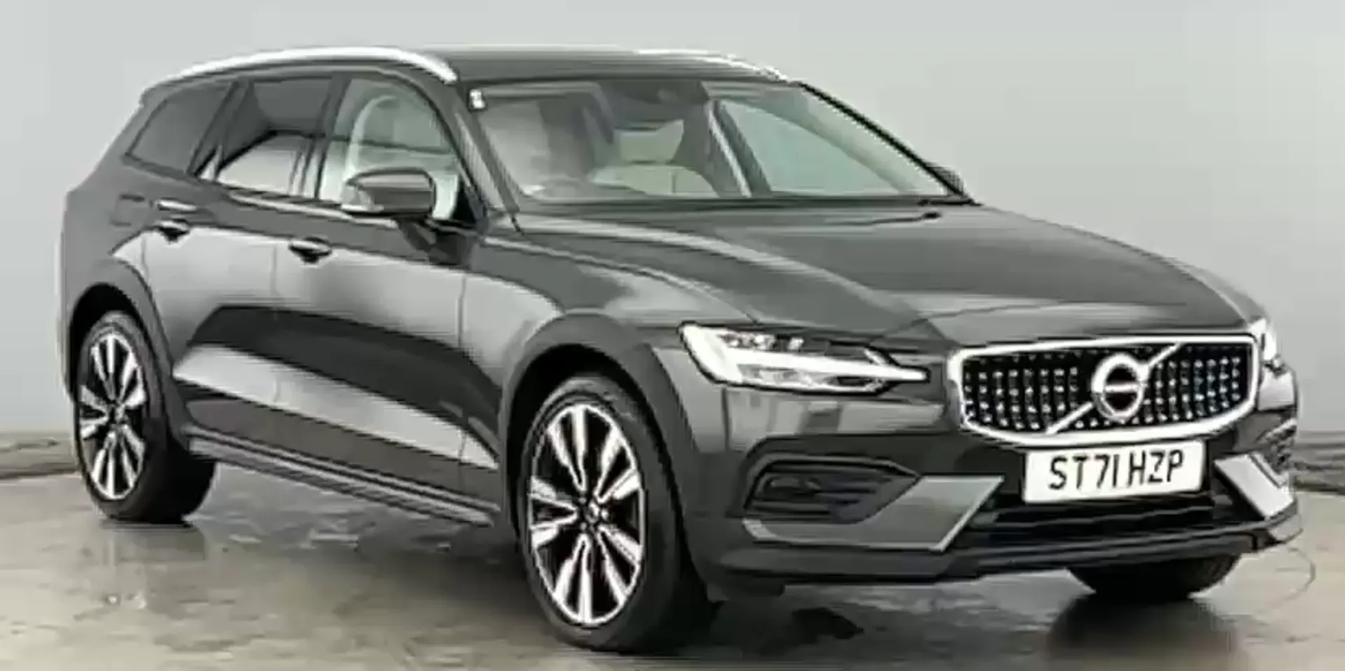 ST71HZP Volvo V60 2.0 B5P Cross Country 5dr AWD Auto Image #1