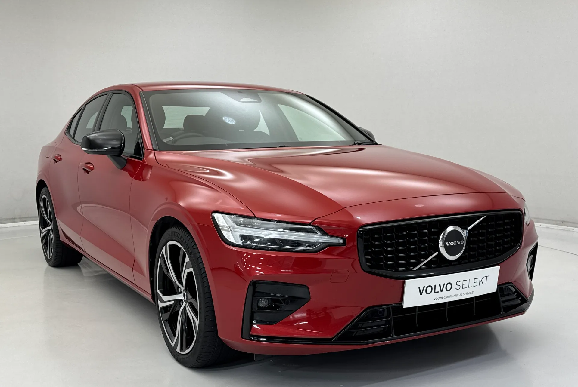 YL72ZKU Volvo S60 2.0 B5P Plus Dark 4dr Auto Image #1