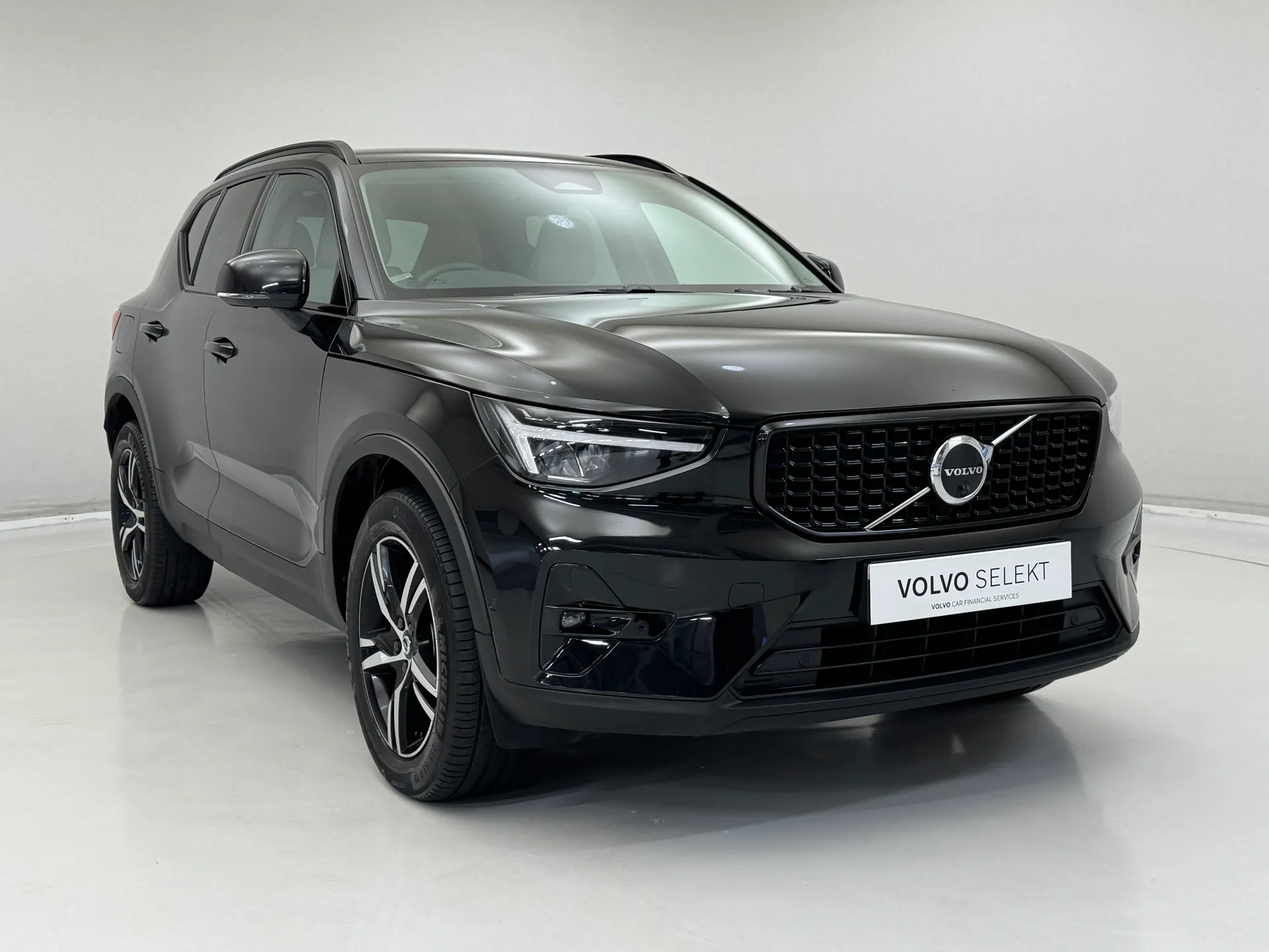 DX23LYH Volvo XC40 2.0 B3P Plus Dark 5dr Auto Image #1
