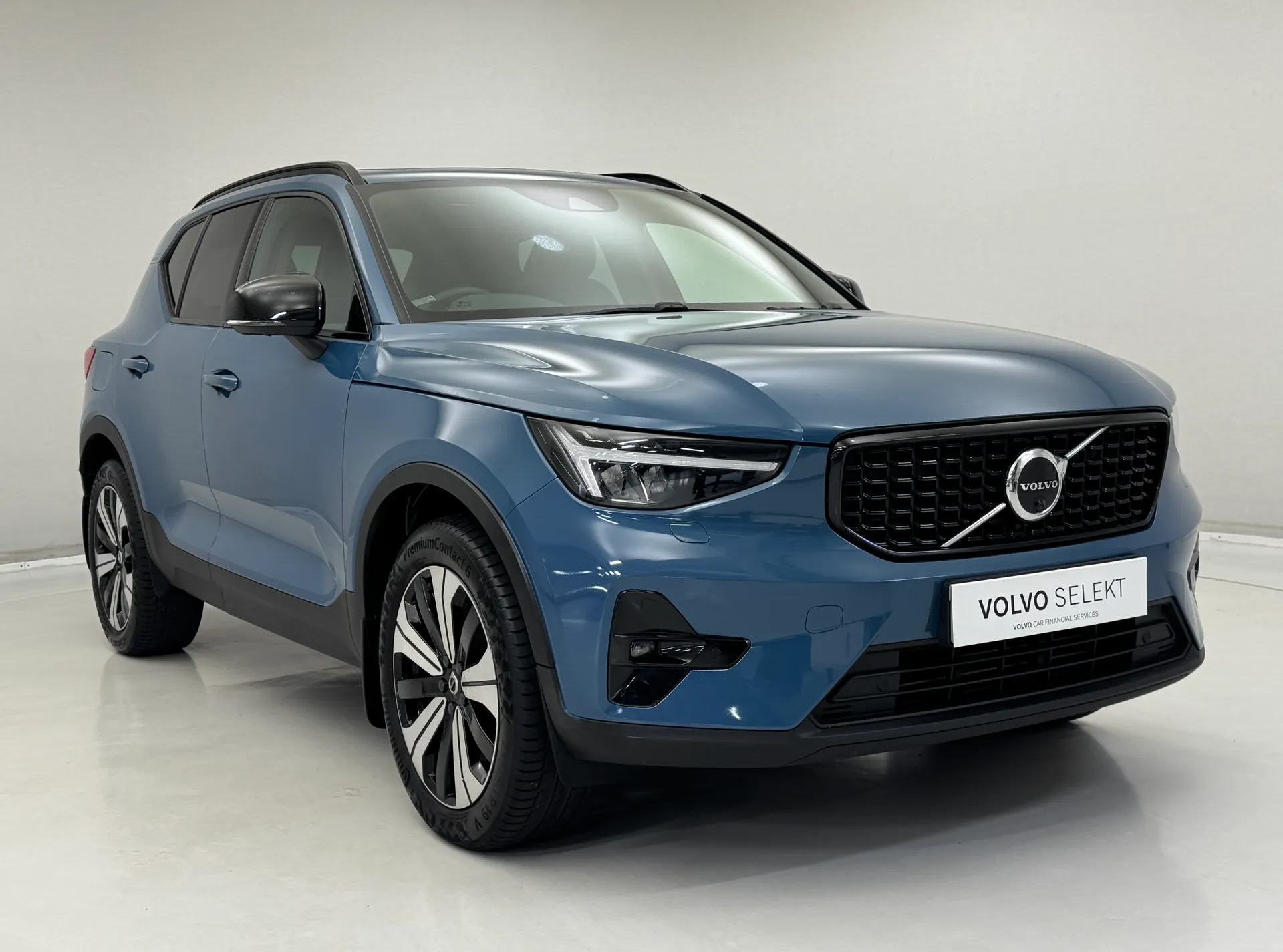 SF72YCJ Volvo XC40 1.5 T5 Recharge PHEV Ultimate Dark 5dr Auto Image #1