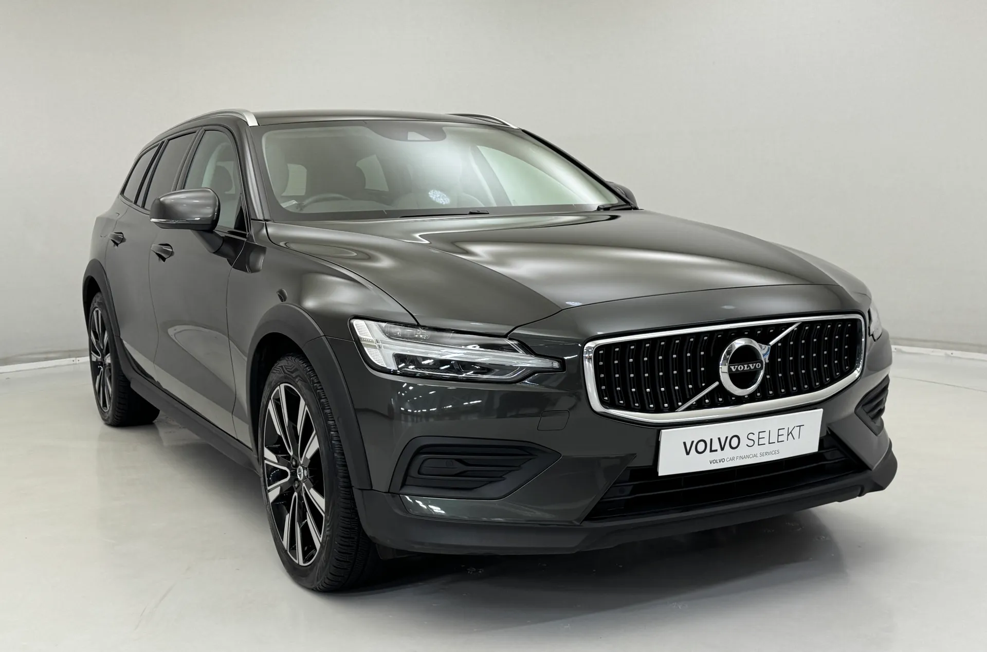 ST71HZP Volvo V60 2.0 B5P Cross Country 5dr AWD Auto Image #1