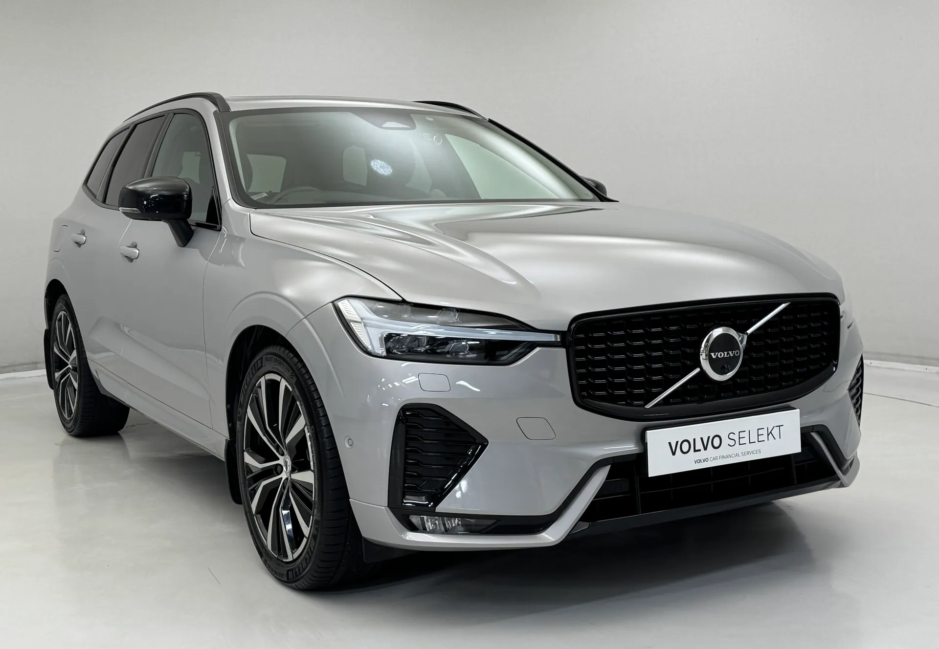 DP72HHC Volvo XC60 2.0 B5P Ultimate Dark 5dr AWD Geartronic Image #1