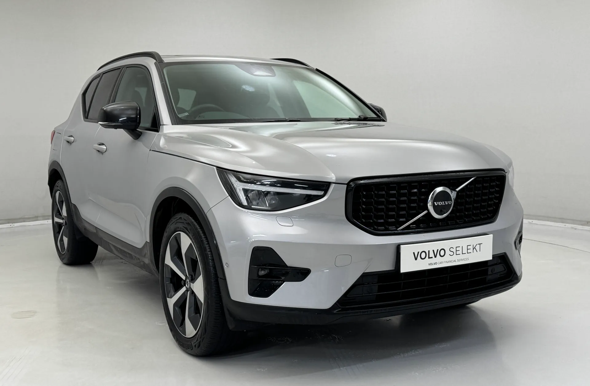 CF72EWG Volvo XC40 2.0 B4P Ultimate Dark 5dr Auto Image #1