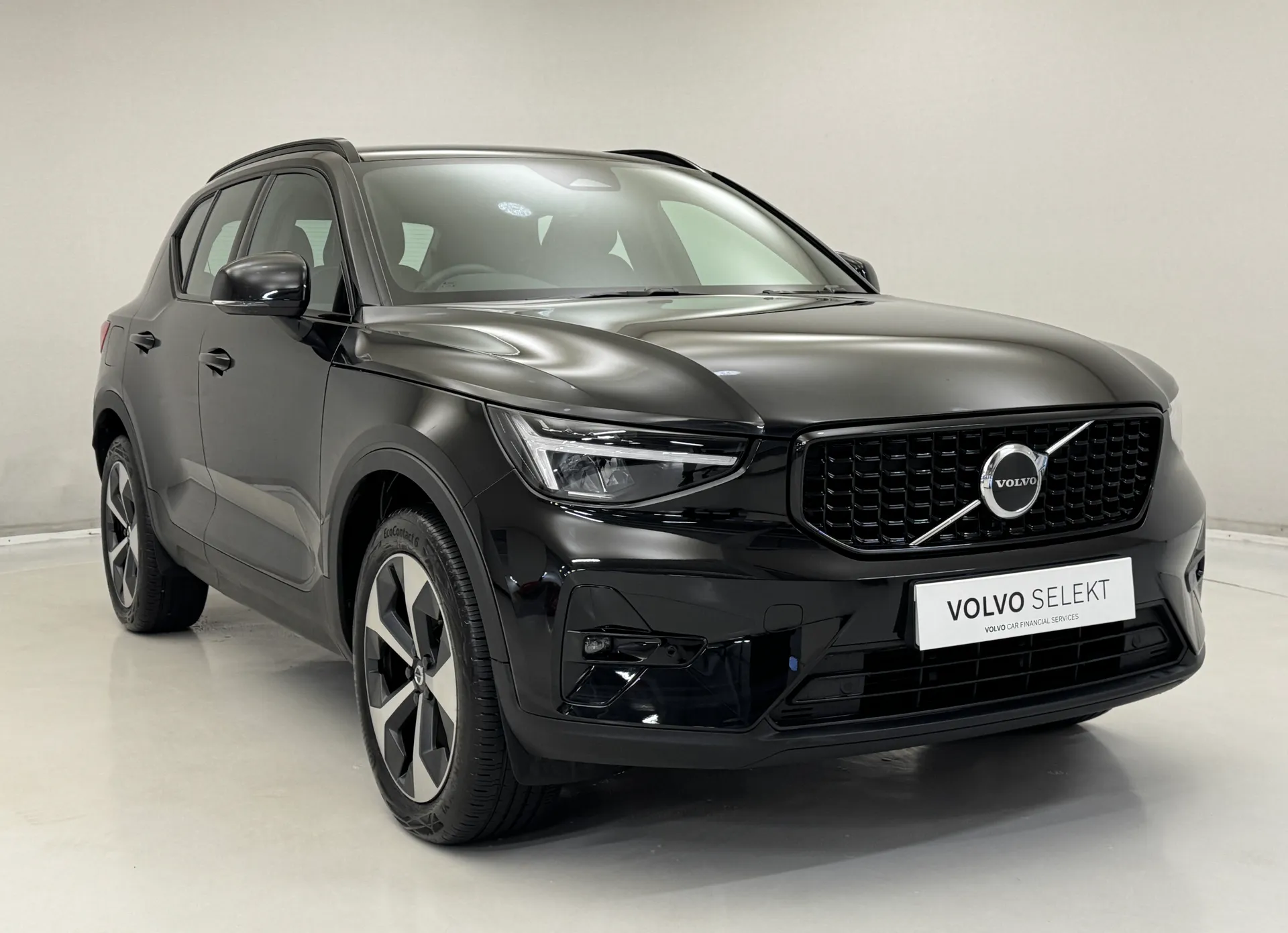 SD25YDX Volvo XC40 2.0 B3P Plus Dark 5dr Auto Image #1