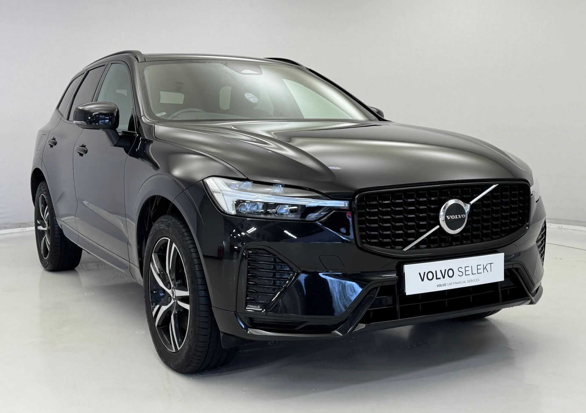 YL71KWK Volvo XC60 2.0 B4D R DESIGN 5dr AWD Geartronic Image #1