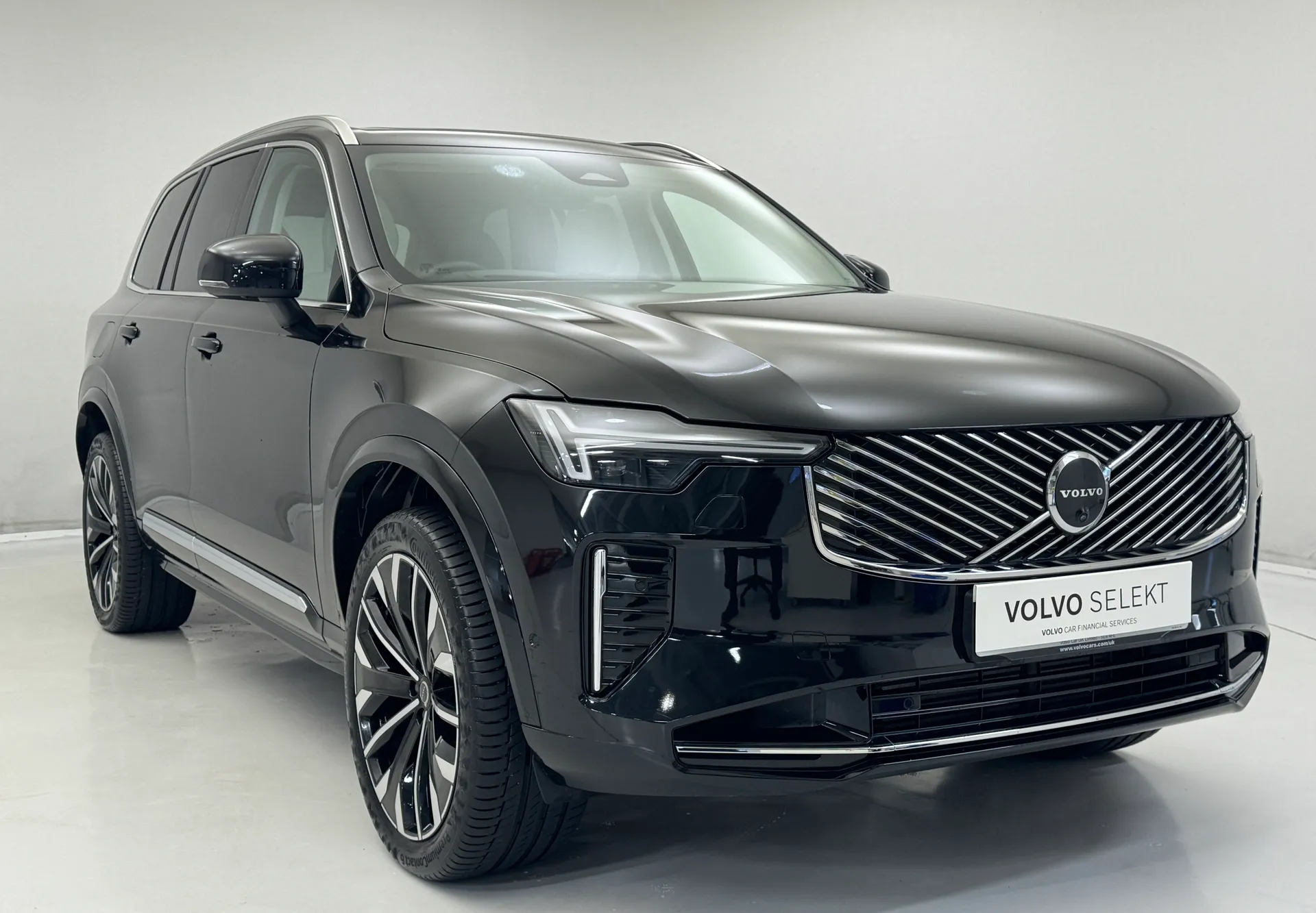 OW25DFV Volvo XC90 2.0 T8 PHEV Ultra Dark 5dr AWD Geartronic Image #1