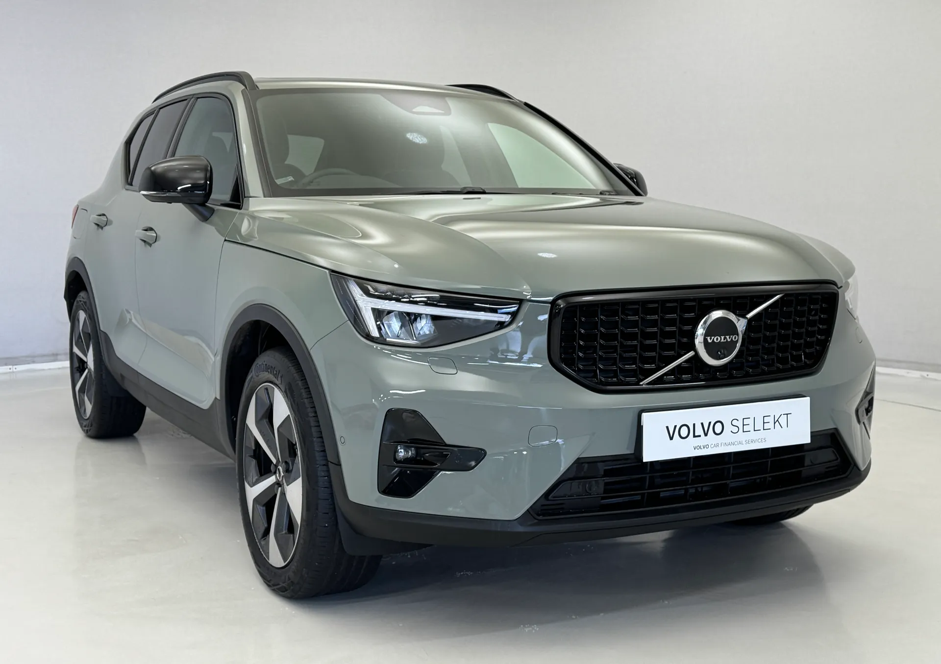 DL23BVJ Volvo XC40 2.0 B4P Ultimate Dark 5dr Auto Image #1