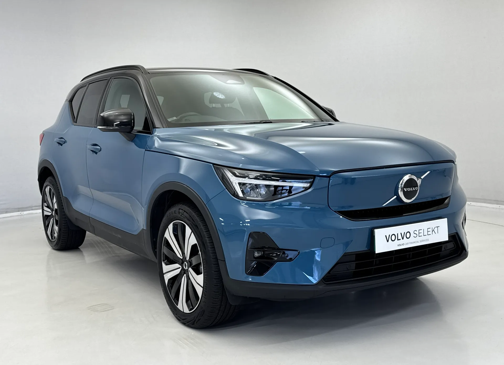 YR72JDJ Volvo XC40 170kW Recharge Plus 69kWh 5dr Auto Image #1