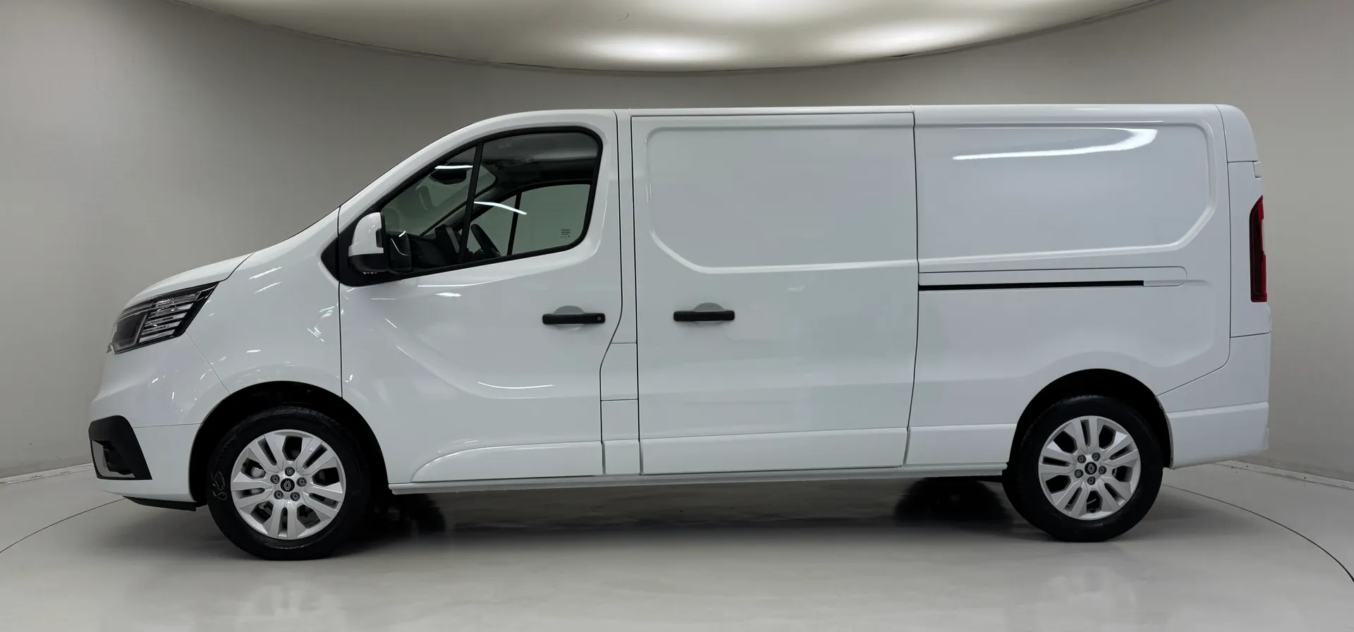 DL75WFP Renault Trafic LL30 Blue dCi 150 Extra [Safety] Van Image #1