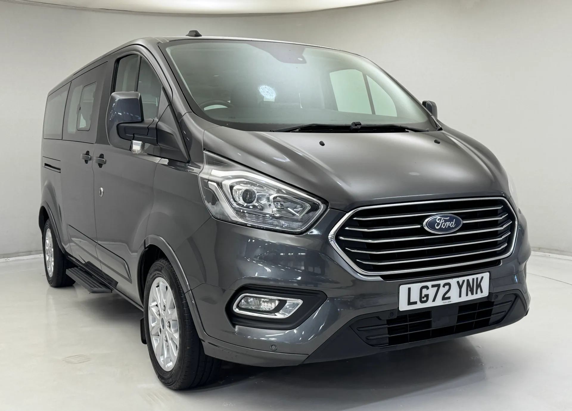 LG72YNK Ford Tourneo Custom 2.0 EcoBlue Hybrid 130ps L/R 8 Seater Titanium Image #1
